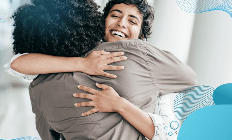 ۱۱ نوع بغل کردن (فواید بغل عاشقانه چیست؟) 1 بغل کردن